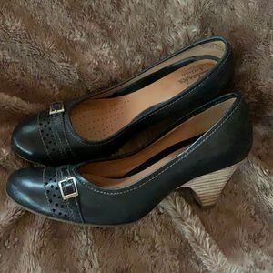 COPY - Black court shoe by Clark’s active air. Size 6.5